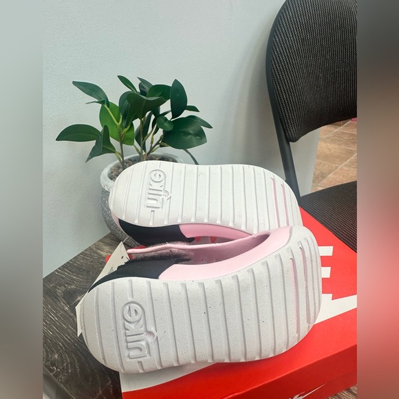 straps secure the fit
Quick-drying and durable
Rubber traction on sole - Picture 5 of 7